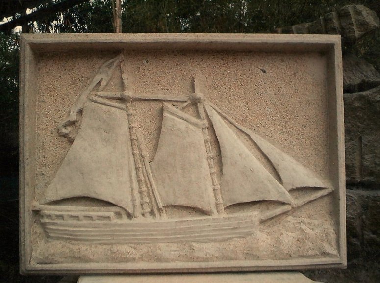 Relieve en piedra de una goleta.