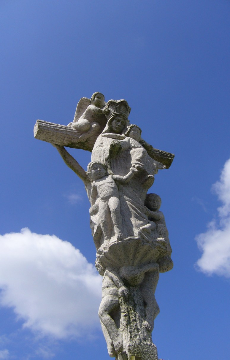 Detalle de crucero gallego con Virgen y ángeles.
