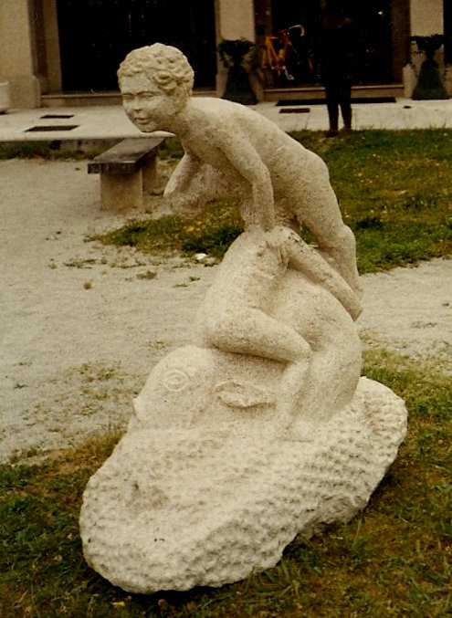 Niños enredando en su juego.