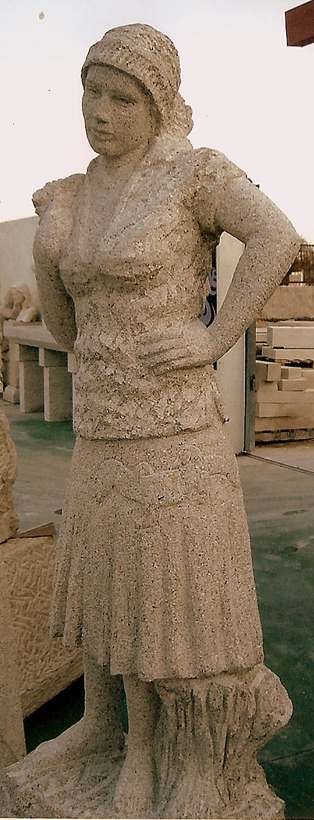 Escultura de Carolina, con un lagarto pintado en la falda.