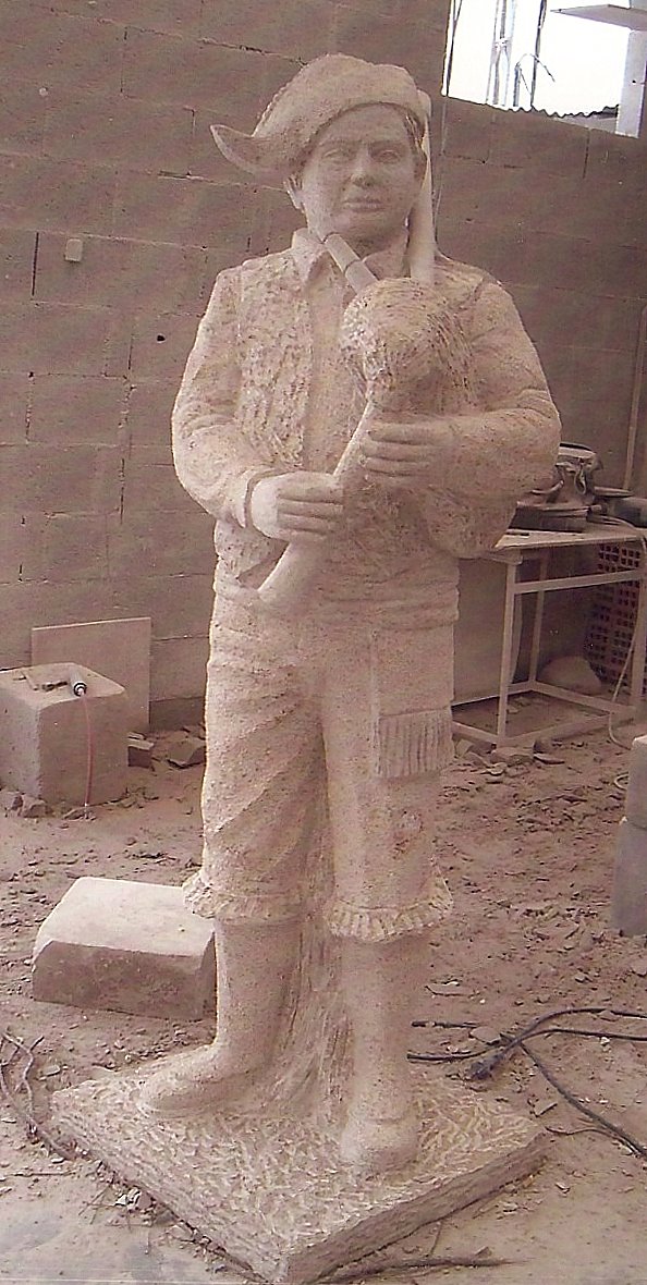 Escultura en piedra do Gaiteiro Dopazo.