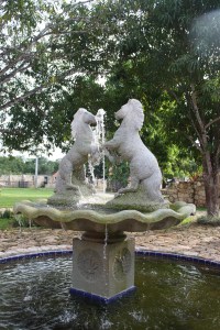 Fuente de piedra con caballos enfrentados.