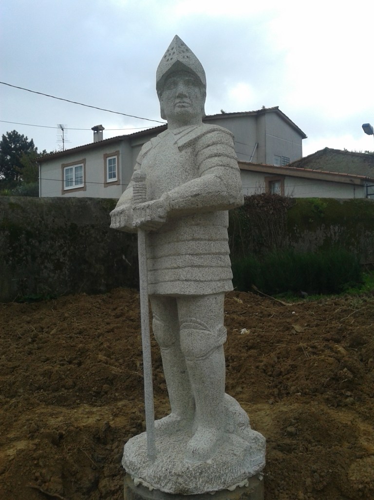 Figura del Caballero Almeiras, de frente.