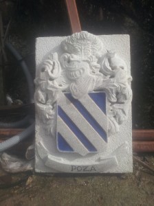 Escudo heráldico de apellido Poza con dimensiones 60×40×0'12cm piedra granito silvestre de Lugo